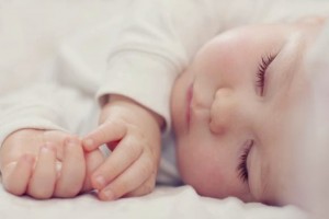 Почему новорожденные вздрагивают во сне?