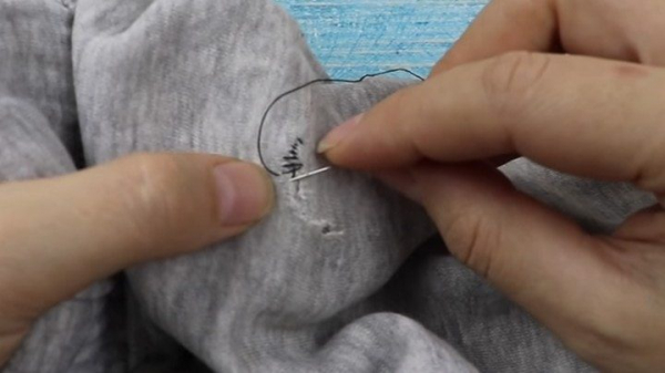 Как незаметно зашить дырку на одежде