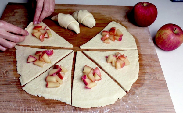 Круассаны с яблоками — как приготовить